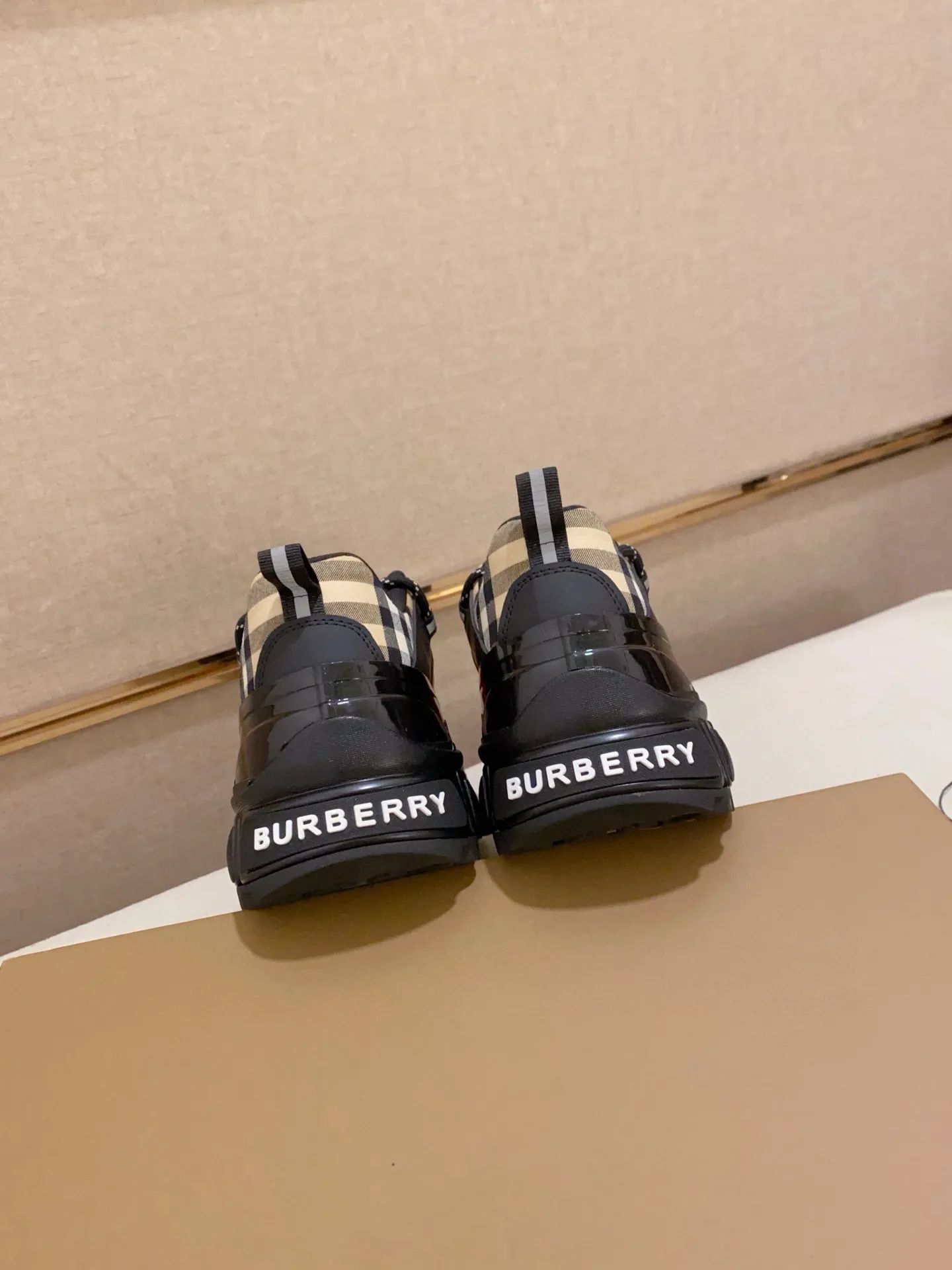Men's shoes 💰: 640💰🇮🇹🇮🇹BURBERRY's top purchasing agents are available simultaneously at the counter. 🔍🔍Synchronized sales. Positive code number: 38-46. Italian imported cowhide, fully imported sheepskin lining, sole: original sole provided by the original factory, exclusive movable molded sole, super comfortable, original factory follow-up goods, 🔍🔍high quality, you can enter and exit the counter at will, welcome to compare